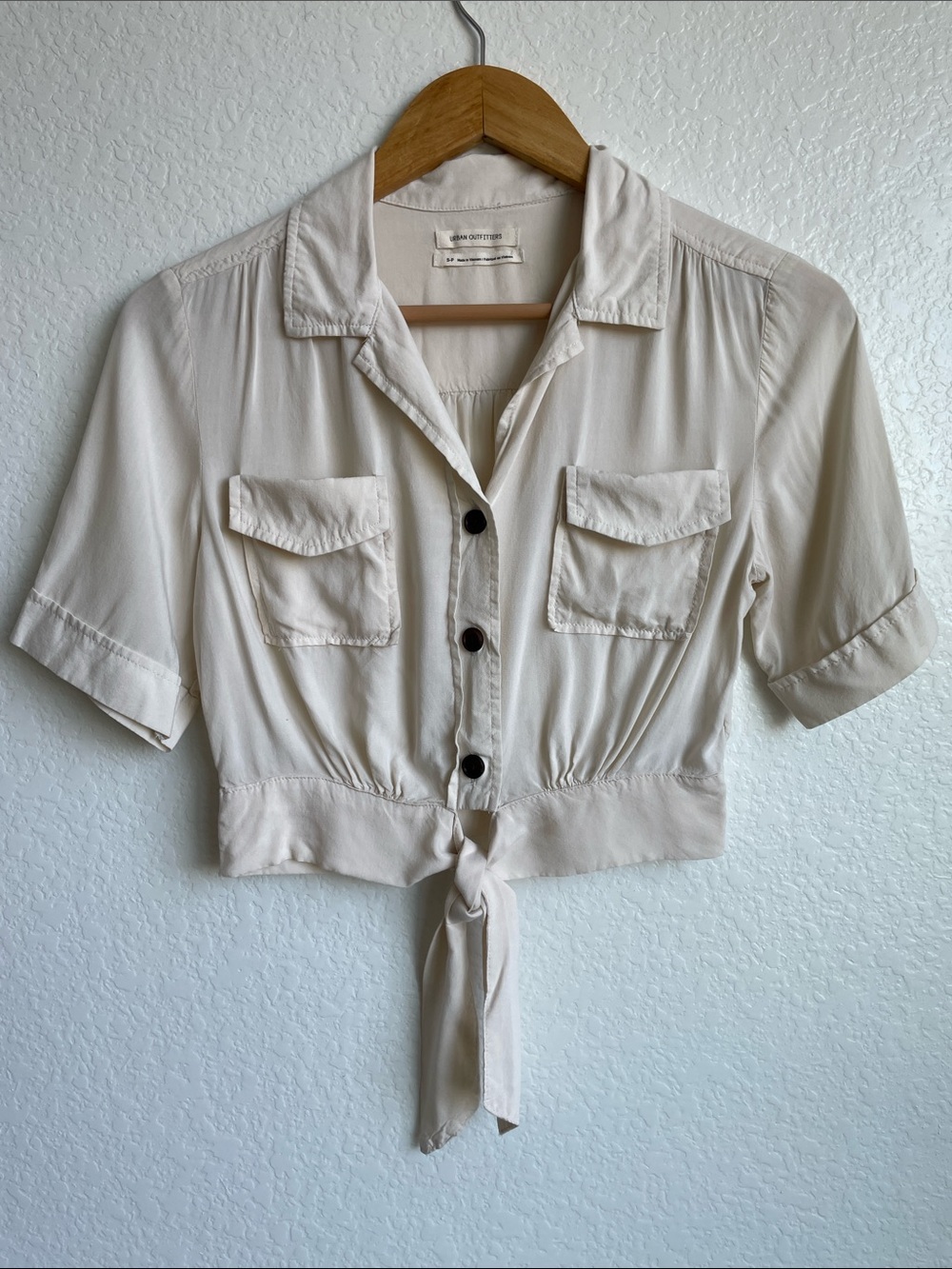 URBAN OUTFITTERS • Mensy button-down tie front crop top • Small